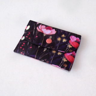 Pouzdro / kapsička na karty - květy na černé 12 x 9 cm